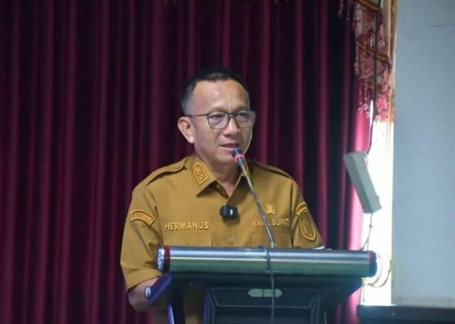 
					Wabup Nunukan, Hermanus saat memberi sambutan pada workshop bertajuk ‘Refleksi Kerja Kolaborasi dalam Percepatan Pengakuan, Perlindungan dan Pemberdayaan Masyarakat Hukum Adat di Kabupaten Nunukan, Kalimantan Utara’, Senin (6/4/2026). Dok.Prokopim.