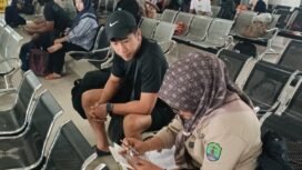 Petugas BPS Nunukan saat wawancara salah seorang Wisman di Pelabuhan Tunon Taka, Nunukan. Dok.BPS Nunukan.