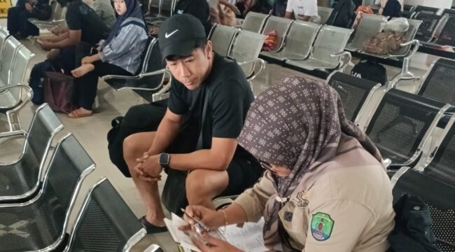 Petugas BPS Nunukan saat wawancara salah seorang Wisman di Pelabuhan Tunon Taka, Nunukan. Dok.BPS Nunukan.
