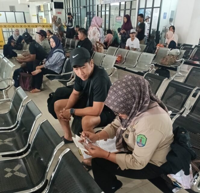 
					Petugas BPS Nunukan saat wawancara salah seorang Wisman di Pelabuhan Tunon Taka, Nunukan. Dok.BPS Nunukan.