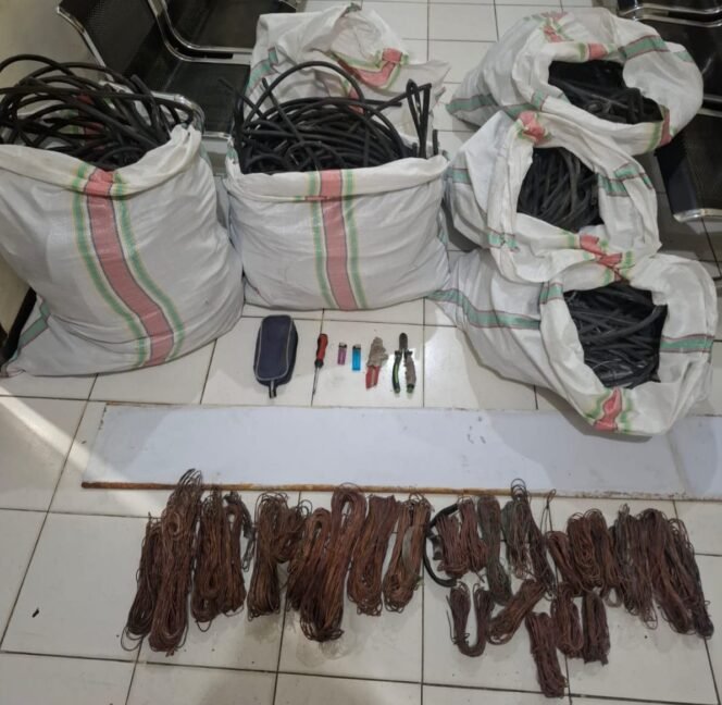 
					Kabel tembaga yang diamankan sebagai barang bukti kejahatan para pencuri kabel listrik PLN. Dok.Polres Nunukan.