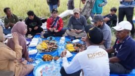 Bupati Nunukan, Irwan Sabri, membuka diskusi bersama para petani di Kelurahan Tanjung Harapan, Kampung Tengah, Sungai Lancang, Nunukan Selatan, Sabtu (25/04/2026). Dok.Prokopim.