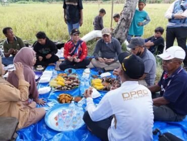 Bupati Nunukan, Irwan Sabri, membuka diskusi bersama para petani di Kelurahan Tanjung Harapan, Kampung Tengah, Sungai Lancang, Nunukan Selatan, Sabtu (25/04/2026). Dok.Prokopim.