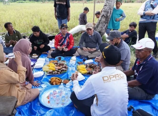 
					Bupati Nunukan, Irwan Sabri, membuka diskusi bersama para petani di Kelurahan Tanjung Harapan, Kampung Tengah, Sungai Lancang, Nunukan Selatan, Sabtu (25/04/2026). Dok.Prokopim.