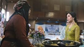 Ketua TP PKK Kabupaten Nunukan Andi Annisa Muthia Irwan, memantau langsung lomba memasak di HUT Kartini 147 di Nunukan. Dok.Prokopim.