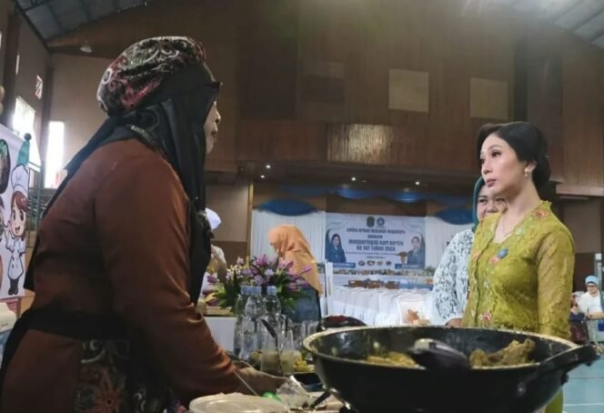 
					Ketua TP PKK Kabupaten Nunukan Andi Annisa Muthia Irwan, memantau langsung lomba memasak di HUT Kartini 147 di Nunukan. Dok.Prokopim.