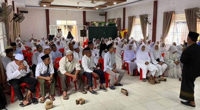 Calhaj Nunukan saat mengikuti Manasik oleh Petugas Kemenag. Dok.Kemenag Nunukan.