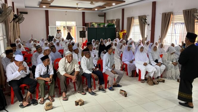 
					Calhaj Nunukan saat mengikuti Manasik oleh Petugas Kemenag. Dok.Kemenag Nunukan.