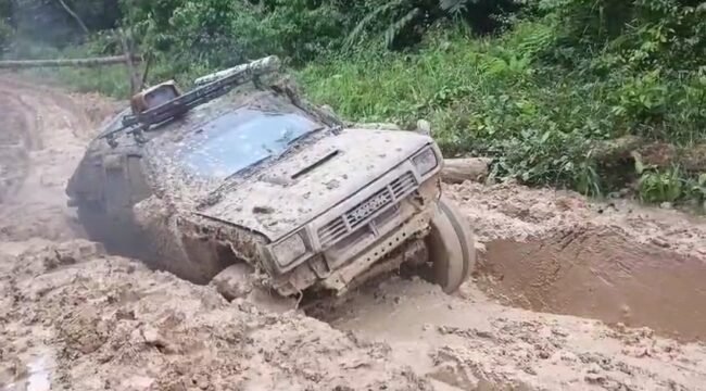 Kondisi jalur utama di wilayah Krayan. Jalan kendaraan menjelma jalur off road dan mengakibatkan kenaikan harga pada semua barang kebutuhan masyarakat. Dok.Gat Khaleb.