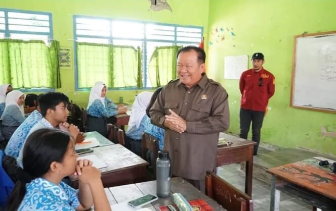 
					Panitia Khusus (Pansus) LKPJ Gubernur Provinsi Kalimantan Utara Tahun Anggaran 2025, Pdt. Robenson Tadem, melakukan peninjauan langsung terhadap sejumlah kegiatan pembangunan yang telah dilaksanakan sepanjang Tahun Anggaran 2025 di Kabupaten Malinau. Dok.DPRD Kaltara.