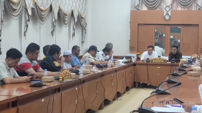 
					RDP Pengusaha kapal Nunukan - Tawau menyoal dugaan pungli pemilik Pelabuhan Tawau sejak 2015. 