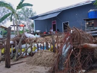 Gambaran kondisi salah satu rumah warga pulau Sebatik yang terdampak abrasi. Mereka selalu menancapkan kayu pagar pembatas dan tumpukan karung berisi pasir sebagai tanggul peredam ombak. Dok.Lisda.