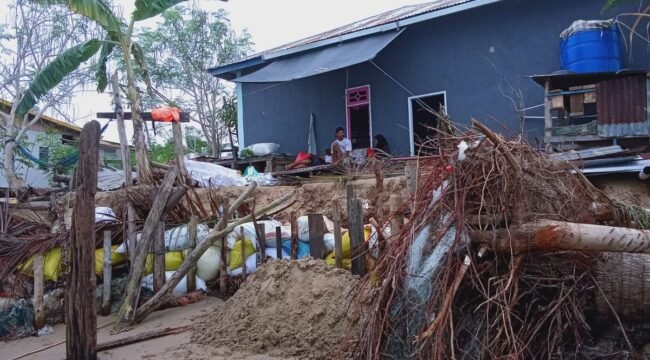 Gambaran kondisi salah satu rumah warga pulau Sebatik yang terdampak abrasi. Mereka selalu menancapkan kayu pagar pembatas dan tumpukan karung berisi pasir sebagai tanggul peredam ombak. Dok.Lisda.
