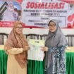 Wakil Ketua DPRD Nunukan, Arpiah (kiri) bersama Kepala Dinas Sosial, Faridah Aryani, saat sosialisasi Perda Perlindungan Perempuan dan anak. Dok.DPRD Nunukan.