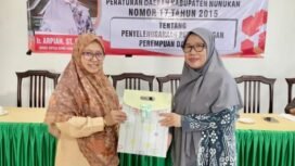 Wakil Ketua DPRD Nunukan, Arpiah (kiri) bersama Kepala Dinas Sosial, Faridah Aryani, saat sosialisasi Perda Perlindungan Perempuan dan anak. Dok.DPRD Nunukan.