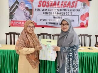 Wakil Ketua DPRD Nunukan, Arpiah (kiri) bersama Kepala Dinas Sosial, Faridah Aryani, saat sosialisasi Perda Perlindungan Perempuan dan anak. Dok.DPRD Nunukan.