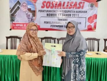 Wakil Ketua DPRD Nunukan, Arpiah (kiri) bersama Kepala Dinas Sosial, Faridah Aryani, saat sosialisasi Perda Perlindungan Perempuan dan anak. Dok.DPRD Nunukan.
