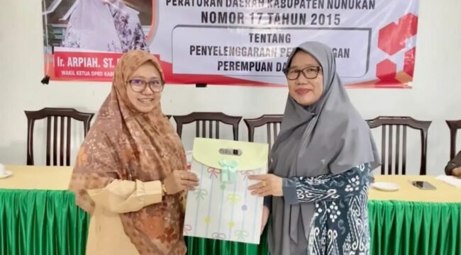 Wakil Ketua DPRD Nunukan, Arpiah (kiri) bersama Kepala Dinas Sosial, Faridah Aryani, saat sosialisasi Perda Perlindungan Perempuan dan anak. Dok.DPRD Nunukan.