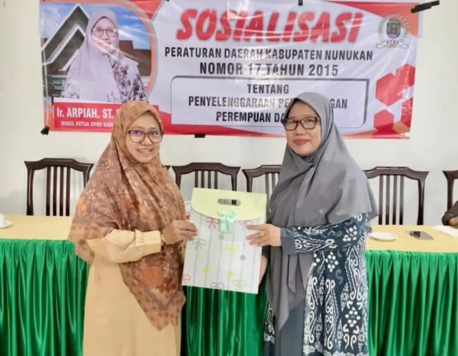 
					Wakil Ketua DPRD Nunukan, Arpiah (kiri) bersama Kepala Dinas Sosial, Faridah Aryani, saat sosialisasi Perda Perlindungan Perempuan dan anak. Dok.DPRD Nunukan.