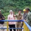 Bupati Nunukan, Irwan Sabri bersama Anggota DPRD dan Forkopimda meninjau pintu air Embung Lapri sembari mencari solusi mandeknya proses pembayaran ganti rugi bagi warga terdampak perluasan Embung Lapri. Dok.Prokopim Nunukan.