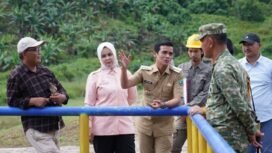 Bupati Nunukan, Irwan Sabri bersama Anggota DPRD dan Forkopimda meninjau pintu air Embung Lapri sembari mencari solusi mandeknya proses pembayaran ganti rugi bagi warga terdampak perluasan Embung Lapri. Dok.Prokopim Nunukan.