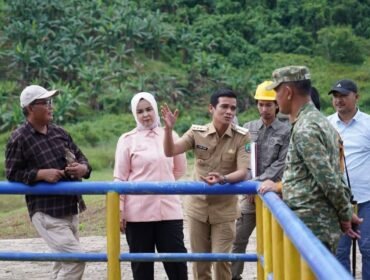 Bupati Nunukan, Irwan Sabri bersama Anggota DPRD dan Forkopimda meninjau pintu air Embung Lapri sembari mencari solusi mandeknya proses pembayaran ganti rugi bagi warga terdampak perluasan Embung Lapri. Dok.Prokopim Nunukan.