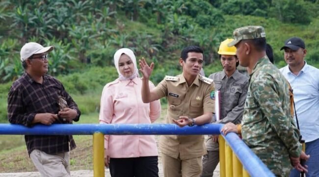 Bupati Nunukan, Irwan Sabri bersama Anggota DPRD dan Forkopimda meninjau pintu air Embung Lapri sembari mencari solusi mandeknya proses pembayaran ganti rugi bagi warga terdampak perluasan Embung Lapri. Dok.Prokopim Nunukan.