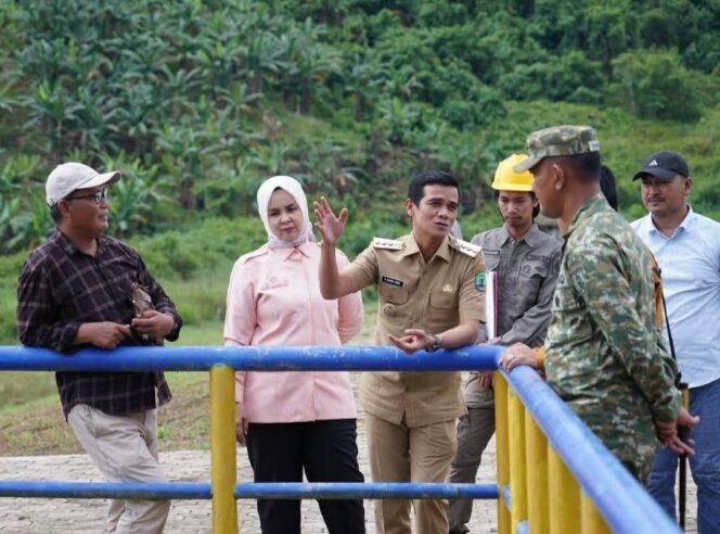 
					Bupati Nunukan, Irwan Sabri bersama Anggota DPRD dan Forkopimda meninjau pintu air Embung Lapri sembari mencari solusi mandeknya proses pembayaran ganti rugi bagi warga terdampak perluasan Embung Lapri. Dok.Prokopim Nunukan.