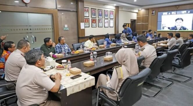 
					Komisi II DPRD Provinsi Kalimantan Utara melakukan kunjungan kerja ke Balai Karantina Hewan, Ikan dan Tumbuhan, Kalimantan Utara, guna memperkuat koordinasi dan sinergi pengawasan lalu lintas hewan, ikan, dan tumbuhan di wilayah perbatasan, Kamis (7/5/2026). Dok.DPRD Kaltara.