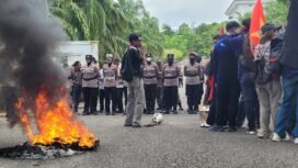 Aliansi Mahasiswa dan Masyarakat (AMM) Kabupaten Nunukan, Kalimantan Utara, beramai ramai mendatangi Gedung DPRD Nunukan, Rabu (6/5/2026).