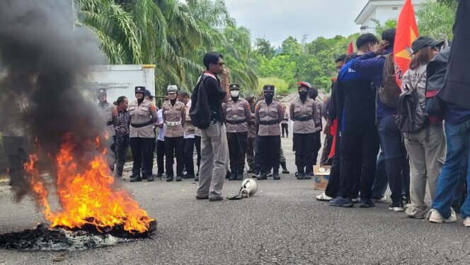 
					Aliansi Mahasiswa dan Masyarakat (AMM) Kabupaten Nunukan, Kalimantan Utara, beramai ramai mendatangi Gedung DPRD Nunukan, Rabu (6/5/2026).