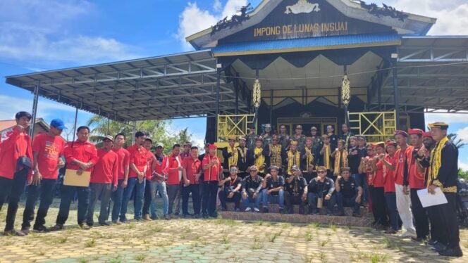 
					Masyarakat Adat yang tergabung dalam AMAN menggelar deklarasi untuk menjaga perdamaian dan ketenteraman Nunukan, menyoal unggahan medsos Hamseng yang dianggap provokatif dan memecah belah masyarakat.