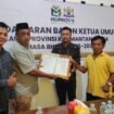 Syamsul Bahri, salah satu kandidat Ketua Kadin Kaltara saat mengembalikan berkas pendaftaran. Dok.Nurul Huda.