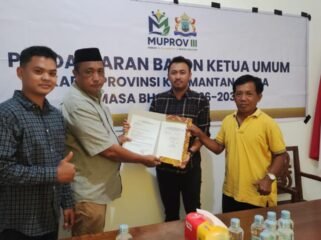 Syamsul Bahri, salah satu kandidat Ketua Kadin Kaltara saat mengembalikan berkas pendaftaran. Dok.Nurul Huda.