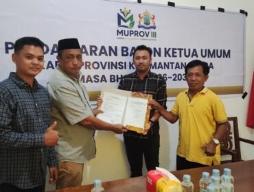 Syamsul Bahri, salah satu kandidat Ketua Kadin Kaltara saat mengembalikan berkas pendaftaran. Dok.Nurul Huda.