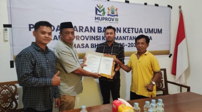 Syamsul Bahri, salah satu kandidat Ketua Kadin Kaltara saat mengembalikan berkas pendaftaran. Dok.Nurul Huda.