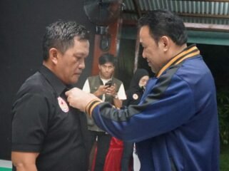 Ketua PBFI Kaltara, Syamsuddin Arfah (Jaket biru) menyematkan pon PBFI kepada Ketua PBFI Nunukan periode 2026 - 2030, Johansyah. 