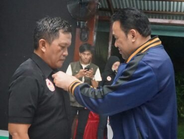 Ketua PBFI Kaltara, Syamsuddin Arfah (Jaket biru) menyematkan pon PBFI kepada Ketua PBFI Nunukan periode 2026 - 2030, Johansyah. 