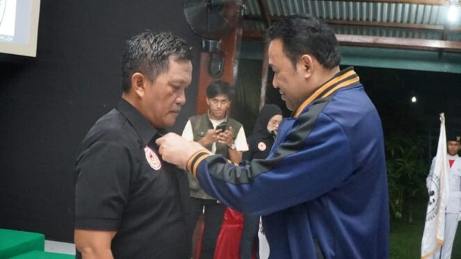 
					Ketua PBFI Kaltara, Syamsuddin Arfah (Jaket biru) menyematkan pon PBFI kepada Ketua PBFI Nunukan periode 2026 - 2030, Johansyah. 