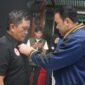 Ketua PBFI Kaltara, Syamsuddin Arfah (Jaket biru) menyematkan pin PBFI kepada Ketua PBFI Nunukan periode 2026 - 2030, Johansyah. 