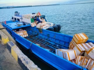 Ilustrasi : Kapal kayu pengangkut ikan yang bersandar di Dermaga SKPT Sebatik. Dok.Suparmoko.
