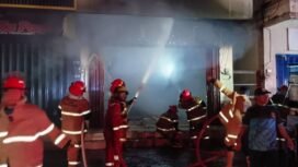 Sejumlah petugas Damkar berjibaku memadamkan api yang membakar Ruko dua lanti di Jalan TVRI yang difungsikan sebagai gudang rokok, Sabtu (9/5/2026) malam. Dok.Disdamkar Nunukan.