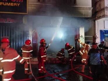 Sejumlah petugas Damkar berjibaku memadamkan api yang membakar Ruko dua lanti di Jalan TVRI yang difungsikan sebagai gudang rokok, Sabtu (9/5/2026) malam. Dok.Disdamkar Nunukan.