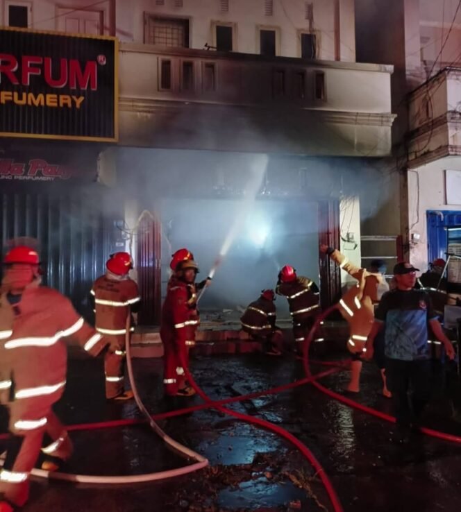 
					Sejumlah petugas Damkar berjibaku memadamkan api yang membakar Ruko dua lanti di Jalan TVRI yang difungsikan sebagai gudang rokok, Sabtu (9/5/2026) malam. Dok.Disdamkar Nunukan.