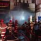 Sejumlah petugas Damkar berjibaku memadamkan api yang membakar Ruko dua lanti di Jalan TVRI yang difungsikan sebagai gudang rokok, Sabtu (9/5/2026) malam. Dok.Disdamkar Nunukan.