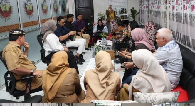 
					Komisi IV DPRD Provinsi Kalimantan Utara (Kaltara) melakukan kunjungan kerja ke SMAN 1 Tarakan dan SMKN 4 Tarakan, guna meninjau pelaksanaan program pendidikan serta kualitas makanan program Makanan Bergizi Gratis (MBG) yang diterima siswa. Dok.DPRD Kaltara.