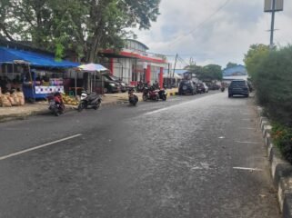 Jalan Bahari, areal Tanah Merah. Sepanjang badan jalan ini menjadi lokasi relokasi PKL alun alun. 