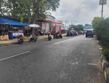 Jalan Bahari, areal Tanah Merah. Sepanjang badan jalan ini menjadi lokasi relokasi PKL alun alun. 