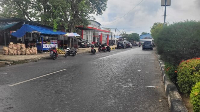 
					Jalan Bahari, areal Tanah Merah. Sepanjang badan jalan ini menjadi lokasi relokasi PKL alun alun. 