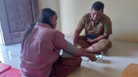 Wanita ODGJ yang melahirkan bayi saat diperiksa oleh petugas kesehatan. Dok.DSP3A Nunukan.